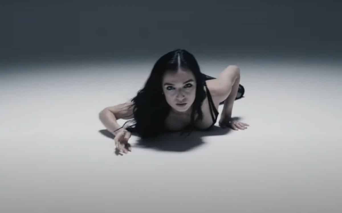 Poppy dit que son dernier EP, Stagger, est inspiré par sa « relation toxique » avec Ghostemane