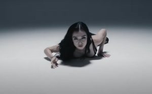 Poppy dit que son dernier EP, Stagger, est inspiré par sa “relation toxique” avec Ghostemane