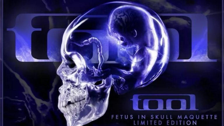 Tool sort un crâne à collectionner avec un (faux) fœtus à l’intérieur