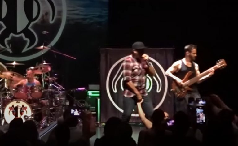 Le chanteur d’Alien Ant Farm, Dryden Mitchell, poursuivi en justice pour avoir porté la main d’un fan sur ses parties génitales sur scène