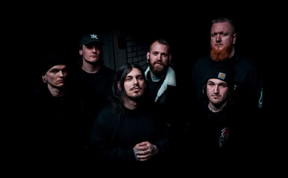 Une chanson de Deathcore avec 16 chanteurs ? Bien sûr, pourquoi pas