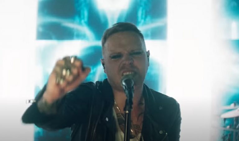 Sam Carter, chanteur d’Architects, à propos des réactions des gens à son maquillage : “Non seulement les gens étaient horribles, mais ils utilisaient des insultes homophobes”