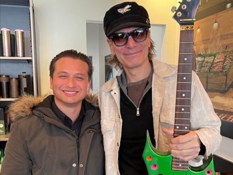 Steve Vai a retrouvé sa guitare “fromage” perdue il y a de nombreuses années grâce à un fan au Mexique