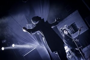 Un refrain écrit pour rire… devenu l’un des plus gros succès rock récents