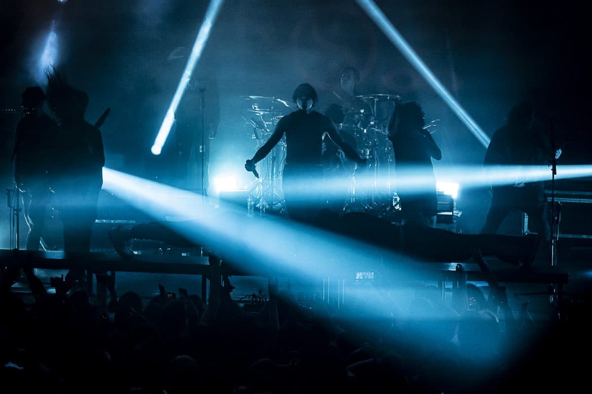 Bad Omens lance sa tournée européenne 2025 en jouant Dying To Love et Left For Good pour la première fois sur scène