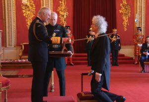 Brian May, de Queen, a été fait chevalier par le roi Charles au palais de Buckingham