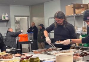 Dave Grohl des Foo Fighters a passé 16 heures à cuisiner un barbecue au profit d’un refuge pour sans-abri