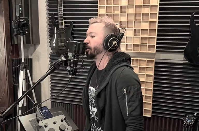 Regardez Spencer Sotelo de Periphery interpréter la chanson Wildfire en une seule prise