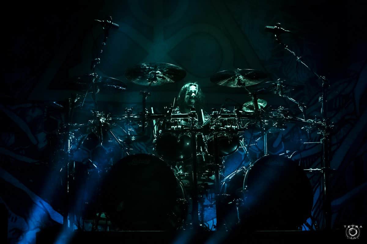 Regardez Art Cruz de Lamb of God montrer ses talents de batteur en jouant Memento Mori