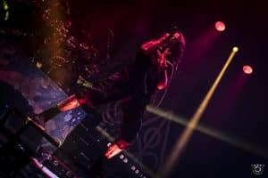 Randy Blythe, de Lamb of God, exhorte les fans à “être présents” lors des concerts et critique l’utilisation excessive du téléphone