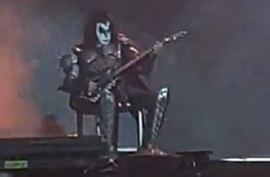 Kiss a dû interrompre un concert car Gene Simmons est tombé malade sur scène