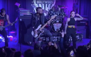 Regardez Tatiana Shmayluk de Jinjer à la tête d’une reprise de Laid To Rest de Lamb Of God