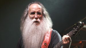 Cette légende de la basse dit que si un batteur ne peut pas groover, il devrait être viré : “Laissez-le servir des frites au McDonald’s”