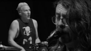 Regardez les Foo Fighters jouer leur nouvelle chanson Nothing At All avec leur nouveau batteur Josh Freese