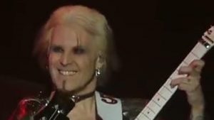 John 5 à propos des nouvelles chansons de Mötley Crüe : “Ces morceaux sont sacrément lourds ; je suis comme un gamin tout excité”