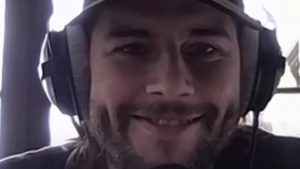 Plus M. Shadows parle du nouvel album d’Avenged Sevenfold, plus ça devient bizarre