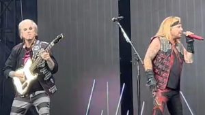 Regardez Mötley Crüe se produire sur scène lors du premier concert de sa tournée européenne