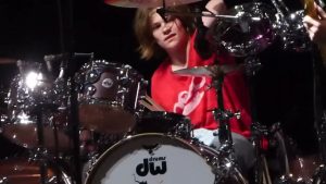 Les Foo Fighters font appel à Oliver Shane Hawkins en tant que batteur pour une performance ponctuelle