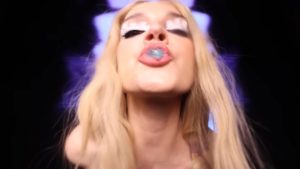 Poppy publie la vidéo de Spit (sa reprise de Kittie)