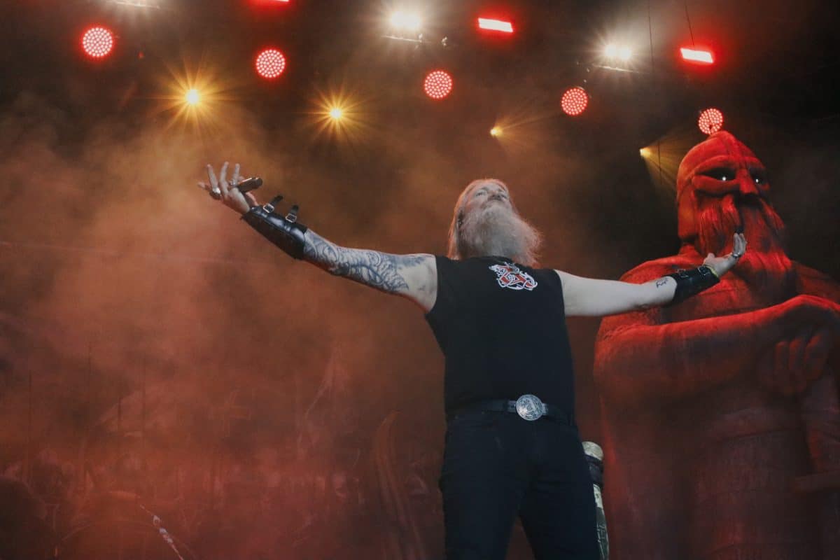Amon Amarth publie une nouvelle vidéo pour Saxons & Vikings