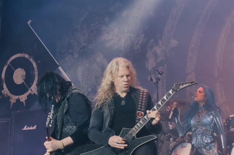 Arch Enemy se sépare de Jeff Loomis : “Nous avons vraiment eu du plaisir à tourner ensemble dans le monde entier”