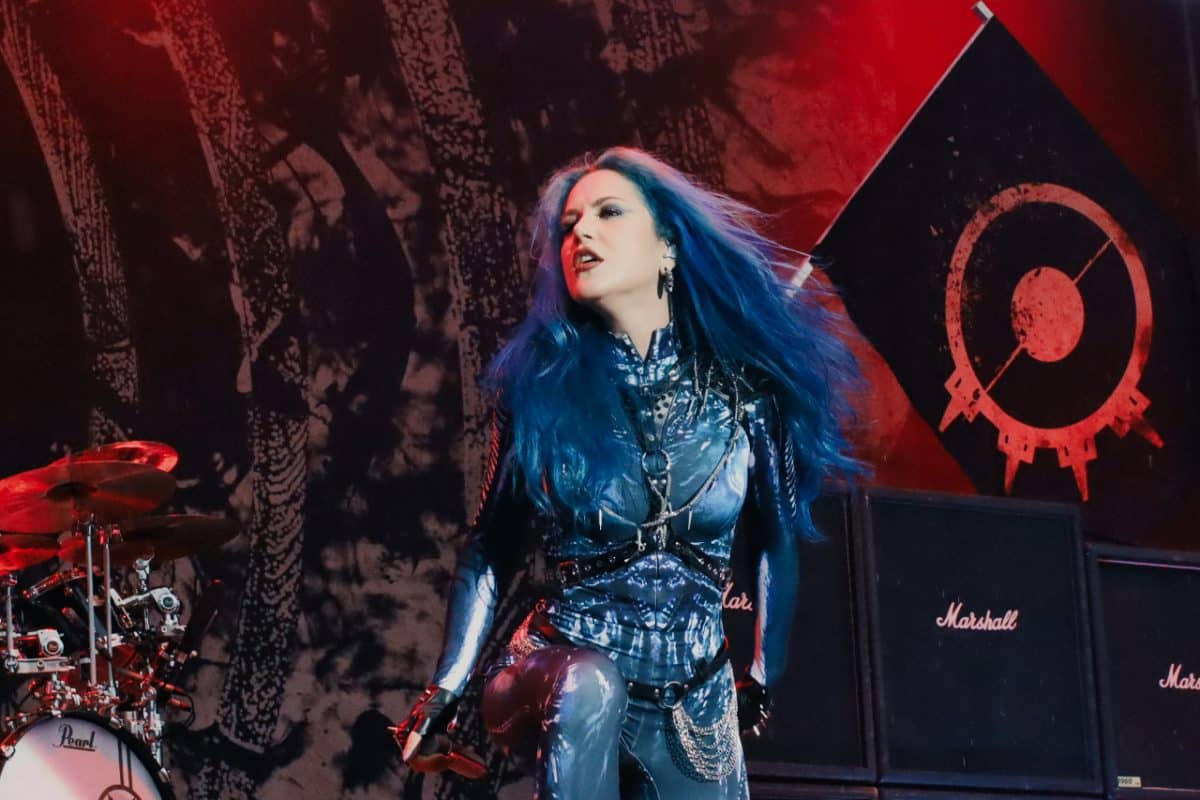 Regardez Arch Enemy jouer Liars & Thieves en concert pour la première fois !