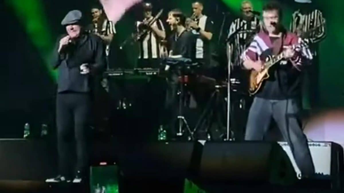 Brian Johnson d’AC/DC monte sur scène pour la première fois en 2023 lors d’un concert de Sam Fender