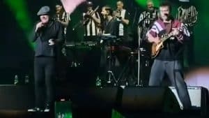 Brian Johnson d’AC/DC monte sur scène pour la première fois en 2023 lors d’un concert de Sam Fender