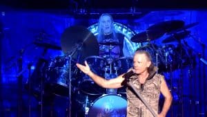 Iron Maiden : Bruce Dickinson a conduit une foule de 15 000 personnes à chanter un joyeux anniversaire à Nicko McBrain (pour son 71e anniversaire)