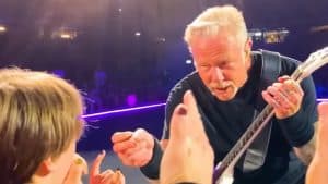 Un fan de Metallica a “accidentellement” baissé le volume de la guitare de James Hetfield lors d’un concert (vidéo)