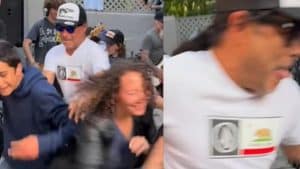 Robert Trujillo (le bassiste de Metallica) prend part à un circle pit à la fête d’anniversaire du fils de Scott Ian (le guitariste d’Anthrax)