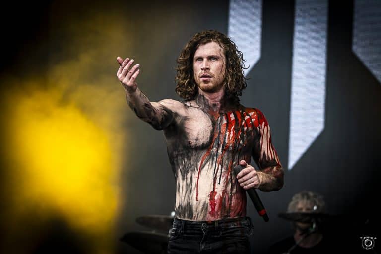 Jonny Hawkins, chanteur du groupe Nothing More, demande que “le Hamas soit éradiqué avant que la situation ne devienne infernale” : “Le mal vient de se déchaîner sur des hommes, des femmes et des enfants innocents, de manière dégoûtante et inquiétante”