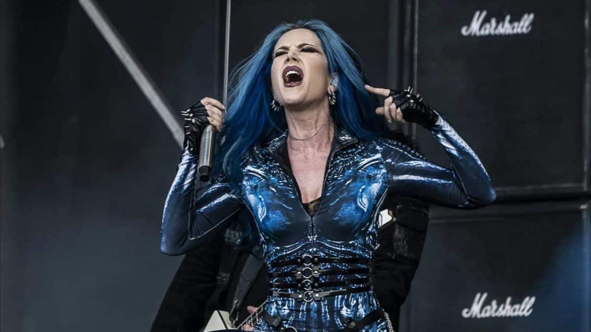 Alissa White-Gluz quitte Arch Enemy après 12 ans : “De grandes annonces arrivent”