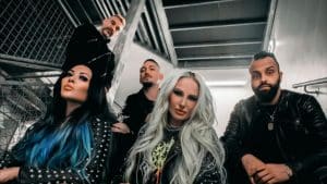 “Elle nous manquera beaucoup et nous lui souhaitons le meilleur dans ses projets futurs” ; Les Butcher Babies confirment le départ de la chanteuse Carla Harvey