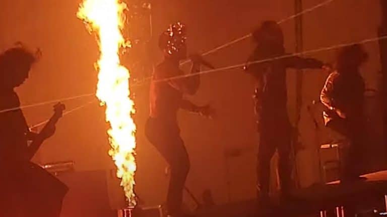 Alex Terrible rejoint Falling In Reverse sur scène et stupéfie toute la salle (vidéo)