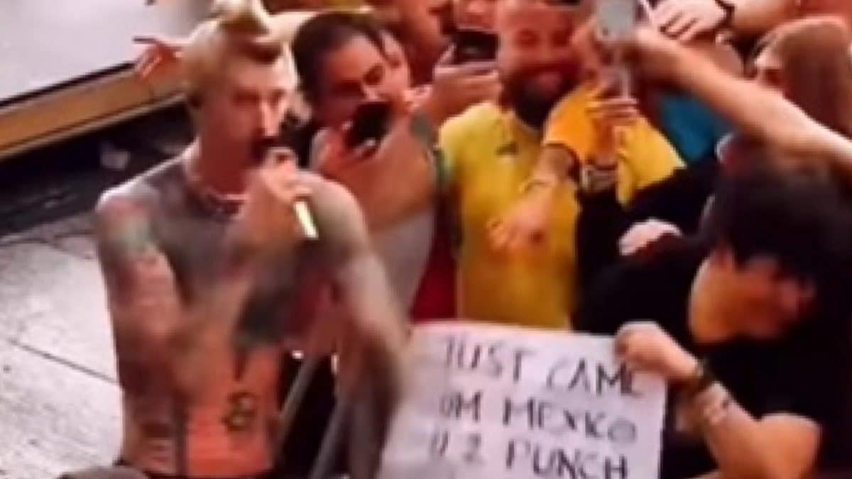 Machine Gun Kelly exauce le vœu le plus cher d’un fan en lui donnant un coup de poing au visage