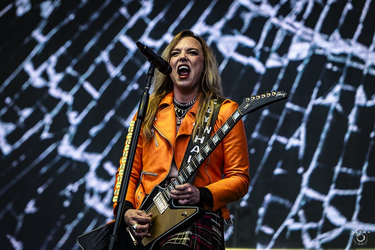 “Je dois souvent rassurer mes proches après les concerts” : Lzzy Hale (Halestorm) affirme que ses cris ne lui font pas mal, malgré les apparences