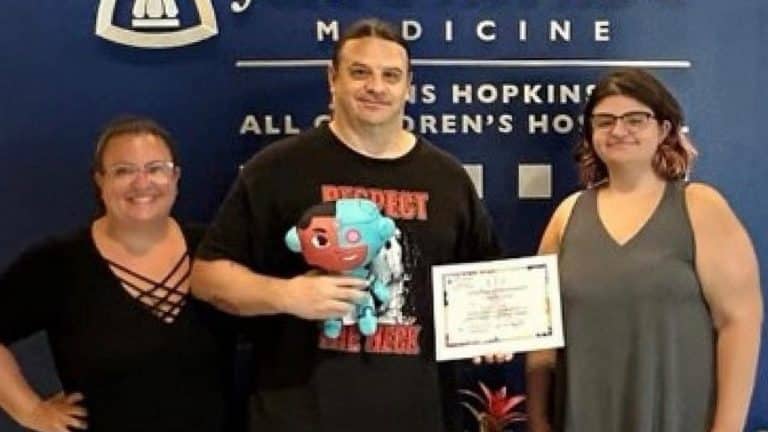 George “Corpsegrinder” Fisher de Cannibal Corpse a fait don de sept sacs de peluches à l’hôpital pour enfants Johns Hopkins