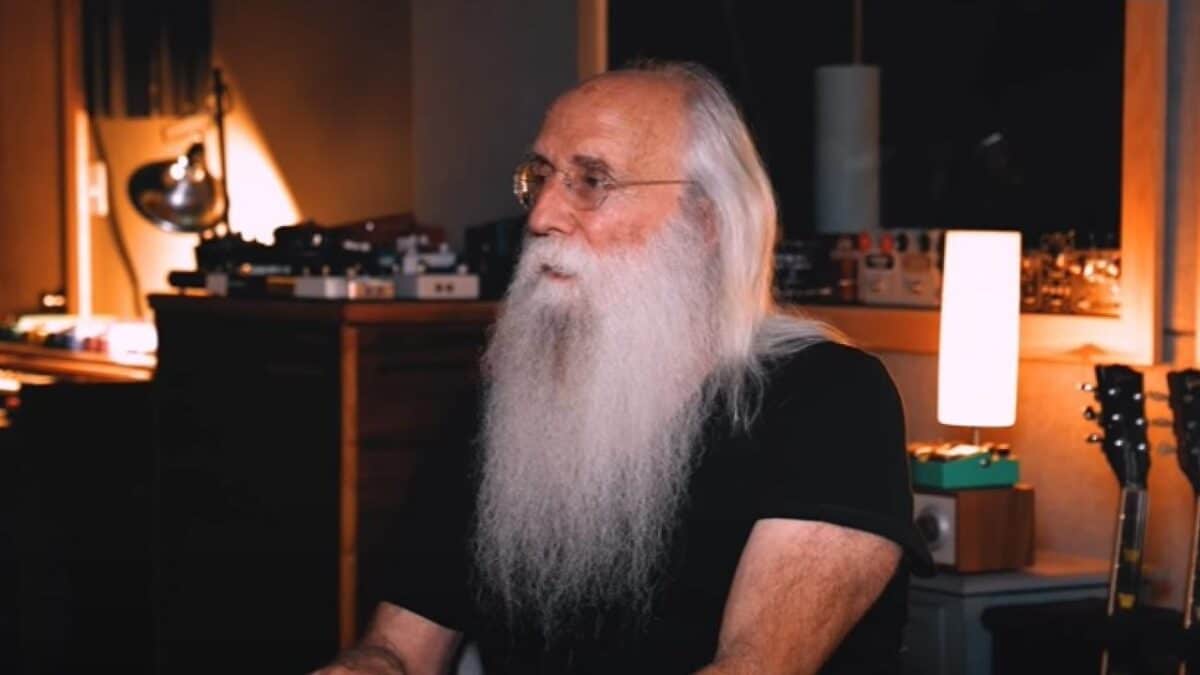 Leland Sklar, musicien de studio légendaire, explique comment il trompait les producteurs avec lesquels il travaillait : « Je m&rsquo;assurais qu&rsquo;ils me voient actionner la commande »