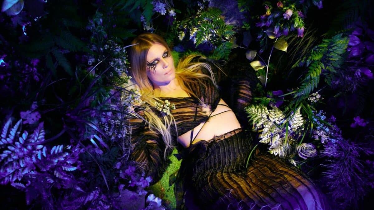 Myrkur annonce son nouvel album, Spine, et publie un single