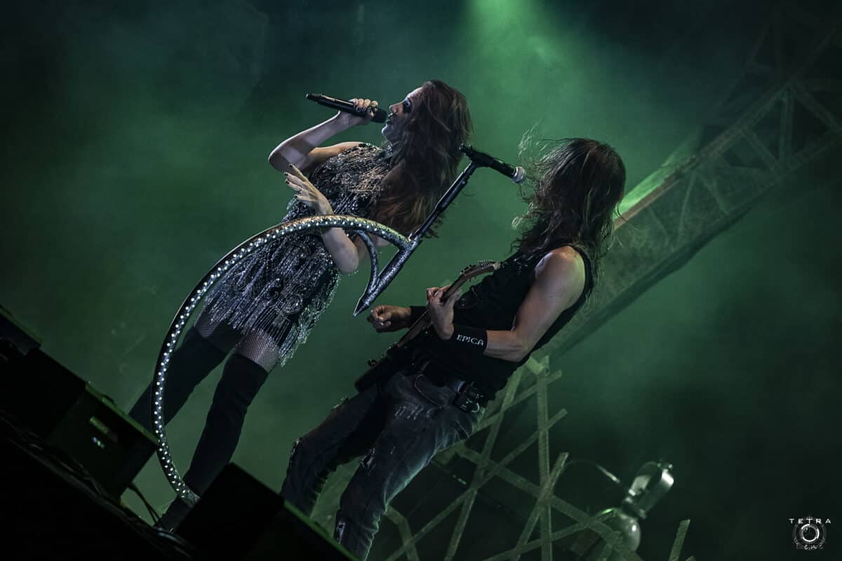 « Nous voulions préserver le groupe » ; Simone Simons évoque sa collaboration avec son ex-petit ami Mark Jansen au sein d&rsquo;Epica