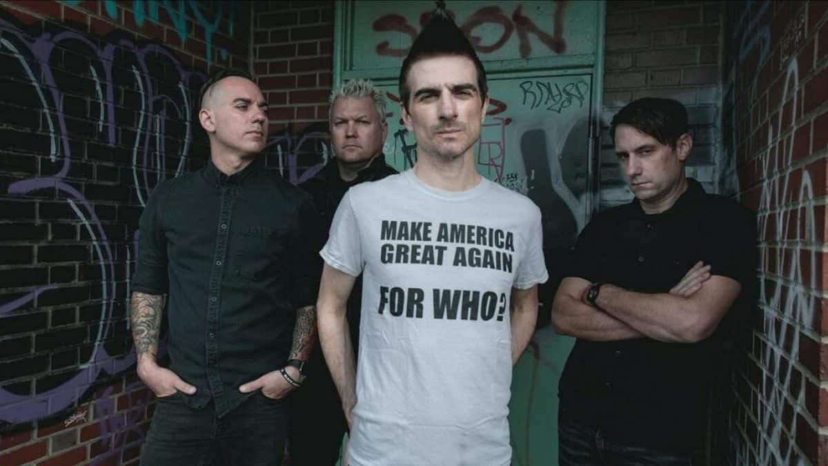 Les allégations contre Justin Sane, ancien leader d’Anti-Flag, s’intensifient et son accusatrice affirme qu’il envisage de fuir les États-Unis