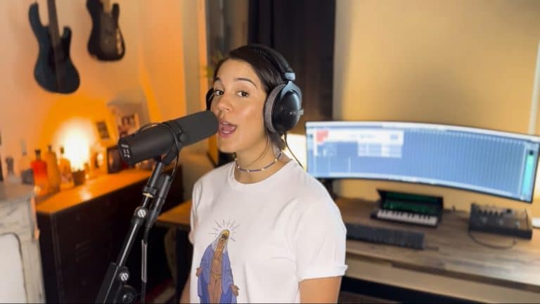 Novelists : Regardez Camille Contreras chanter le nouveau single du groupe, Turn It Up, en une seule prise