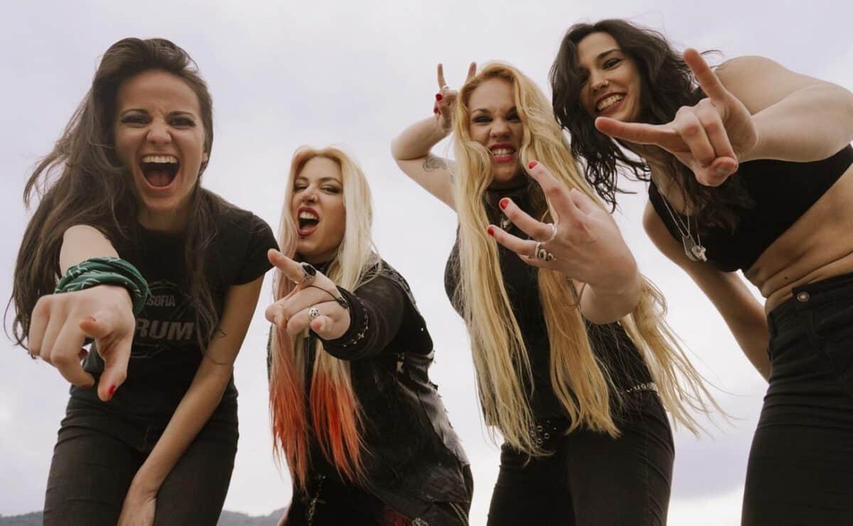 Changement de batteur au sein de Nervosa : Michaela Naydenova part, Gabriela Abud prend les baguettes