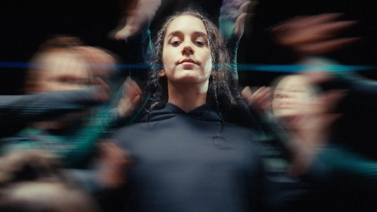 Novelists sort le single Turn It Up, et révèle sa nouvelle chanteuse, Camille Contreras