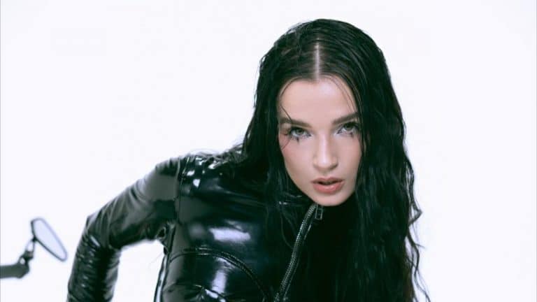 Poppy sort Motorbike, un nouveau single de son prochain album, Zig