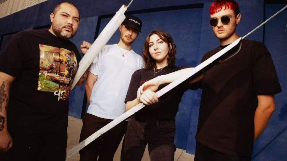 Year Of The Knife annonce un nouvel album, No Love Lost, et sort deux singles avec des chanteurs invités