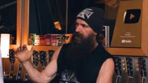 Zakk Wylde (Pantera, etc.) dit “on est motivé ou on ne l’est pas” : “Si Lars de Metallica n’avait jamais touché à une batterie, il aurait eu le café le plus prospère du quartier !”