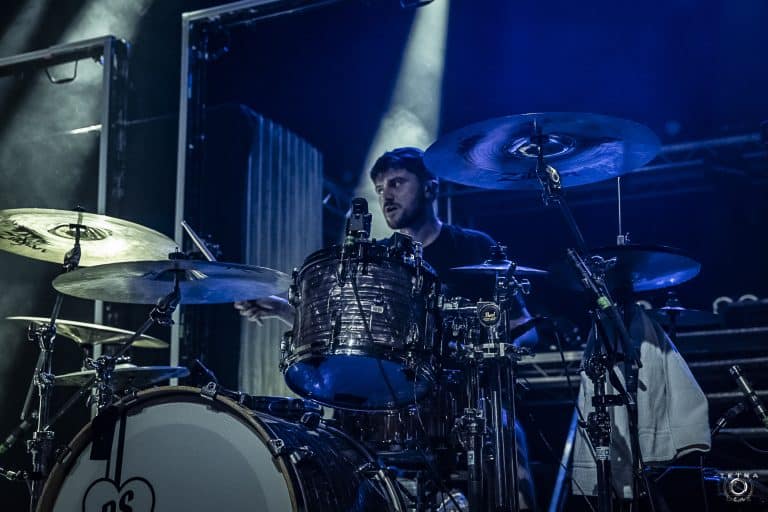 Le batteur de Polaris est furieux et “amer” que les médias ne parlent pas de leur musique : “Mais ils étaient plus qu’heureux d’obtenir des revenus publicitaires en nous utilisant pour faire du clic lorsque mon meilleur ami est mort”