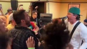 Blink-182 rend hommage au célèbre concert de Metalcore organisé dans un Denny’s en 2013